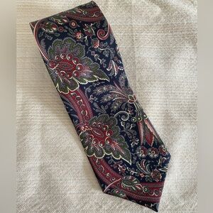 Captions paisley tie